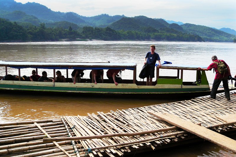 DSCN1200.jpg - changing boat when the  OU river meets the Mekong                               