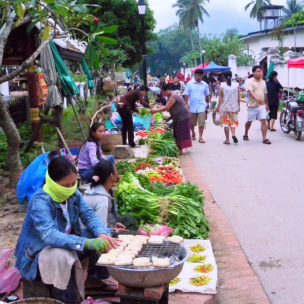 DSCN1236e.jpg - morning street market                               