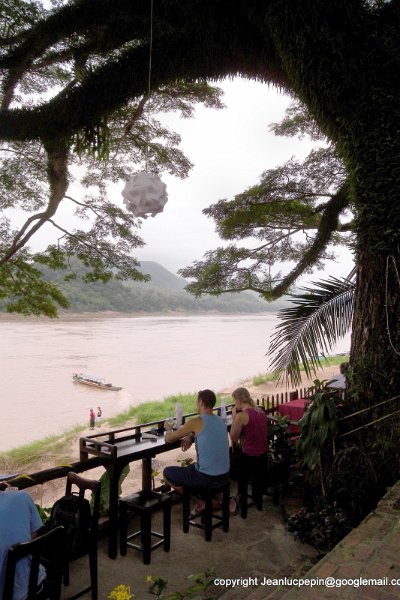 DSCN1323.jpg - Nice bar along the Mekong river